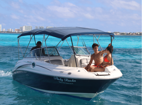 Detalle de lujo en la cubierta del yate